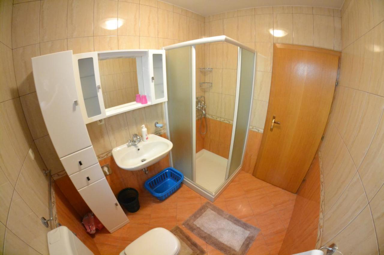 Ribaricevi Dvori Appartement Banjol Buitenkant foto
